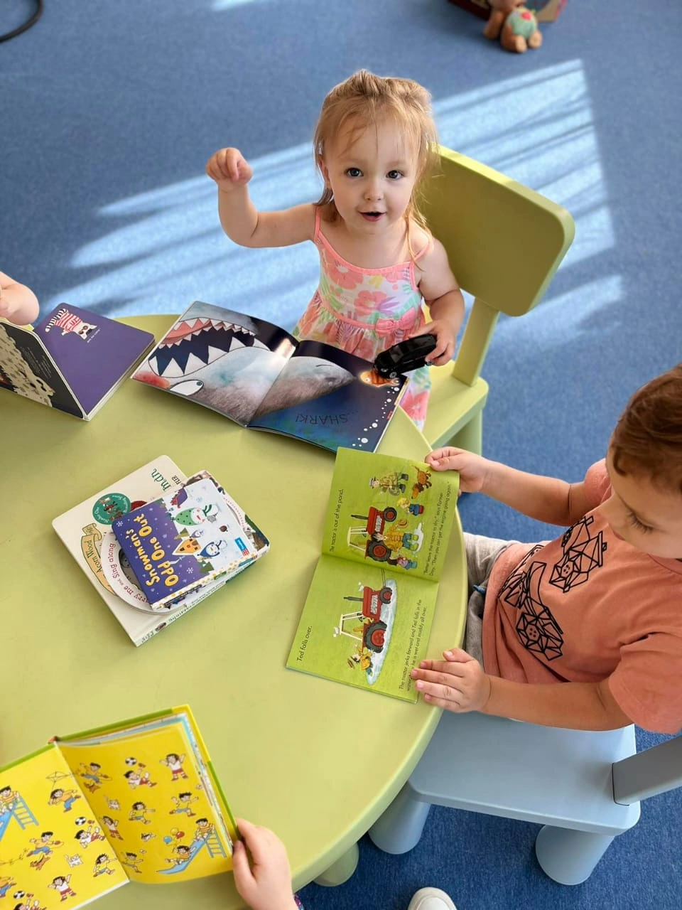Kids reading English children's books